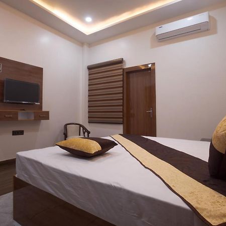 Madhav Residency Hotel Mathura Exterior photo